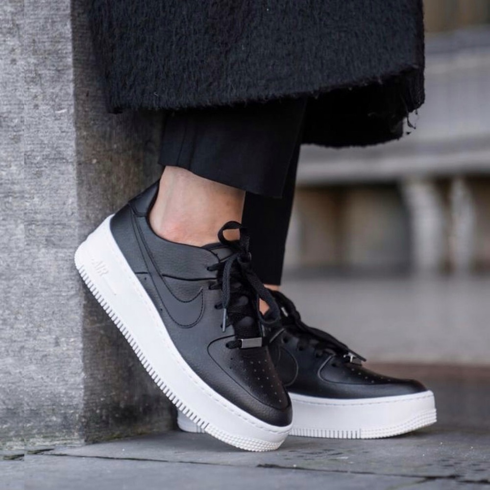 nwt nike  wmns air force 1 sage low platform sneaker in black, size 7